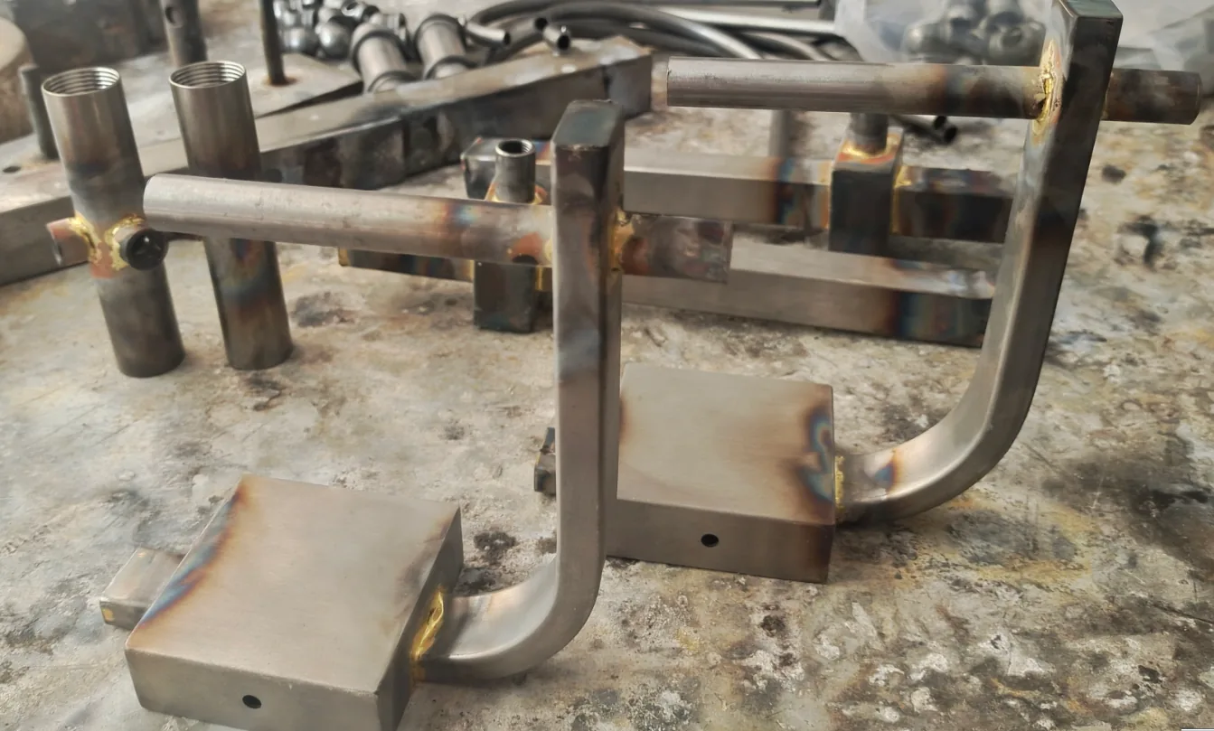 Bent metal lighting tube forming detail