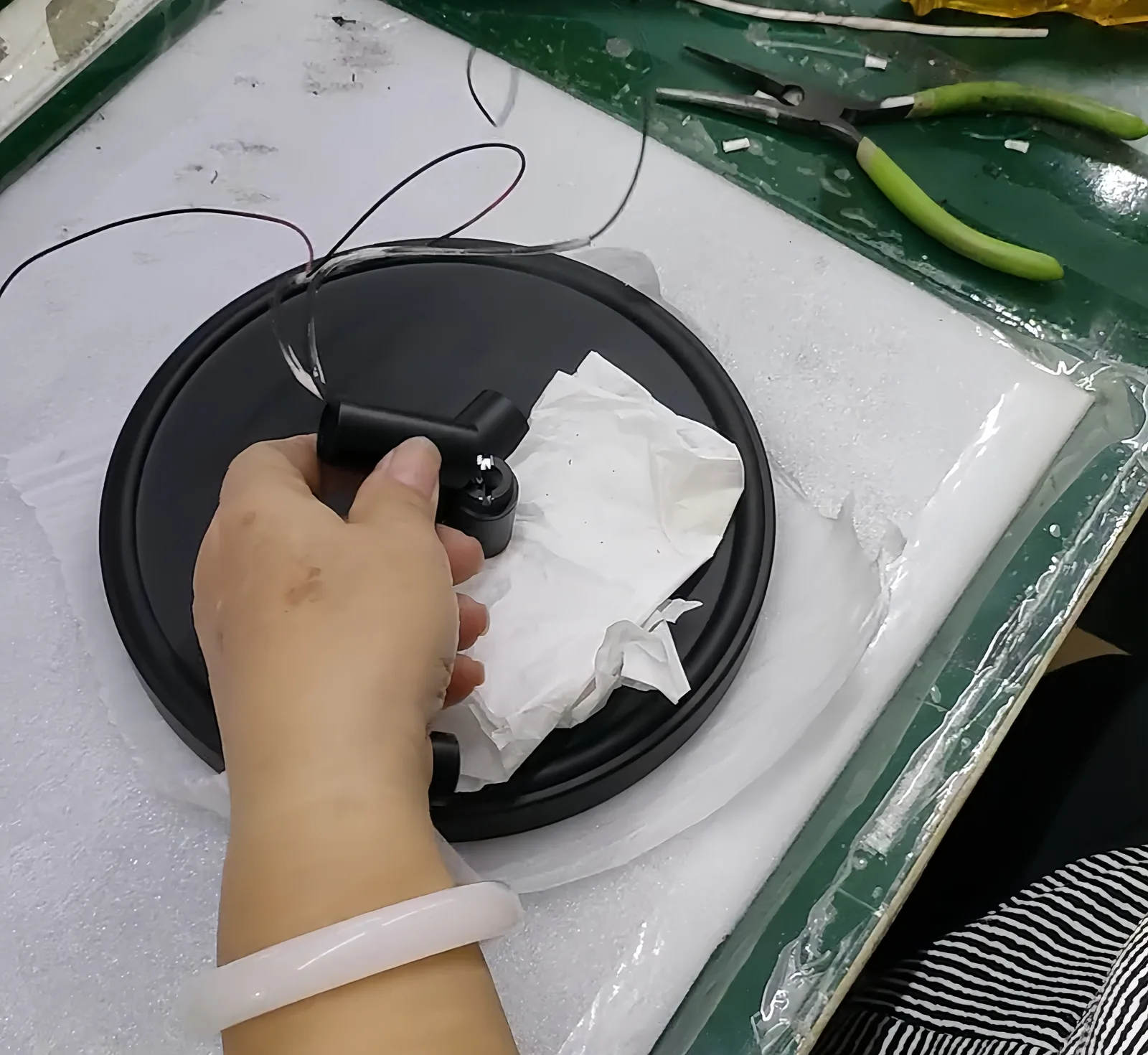 Component assembly process at the Yusheng factory