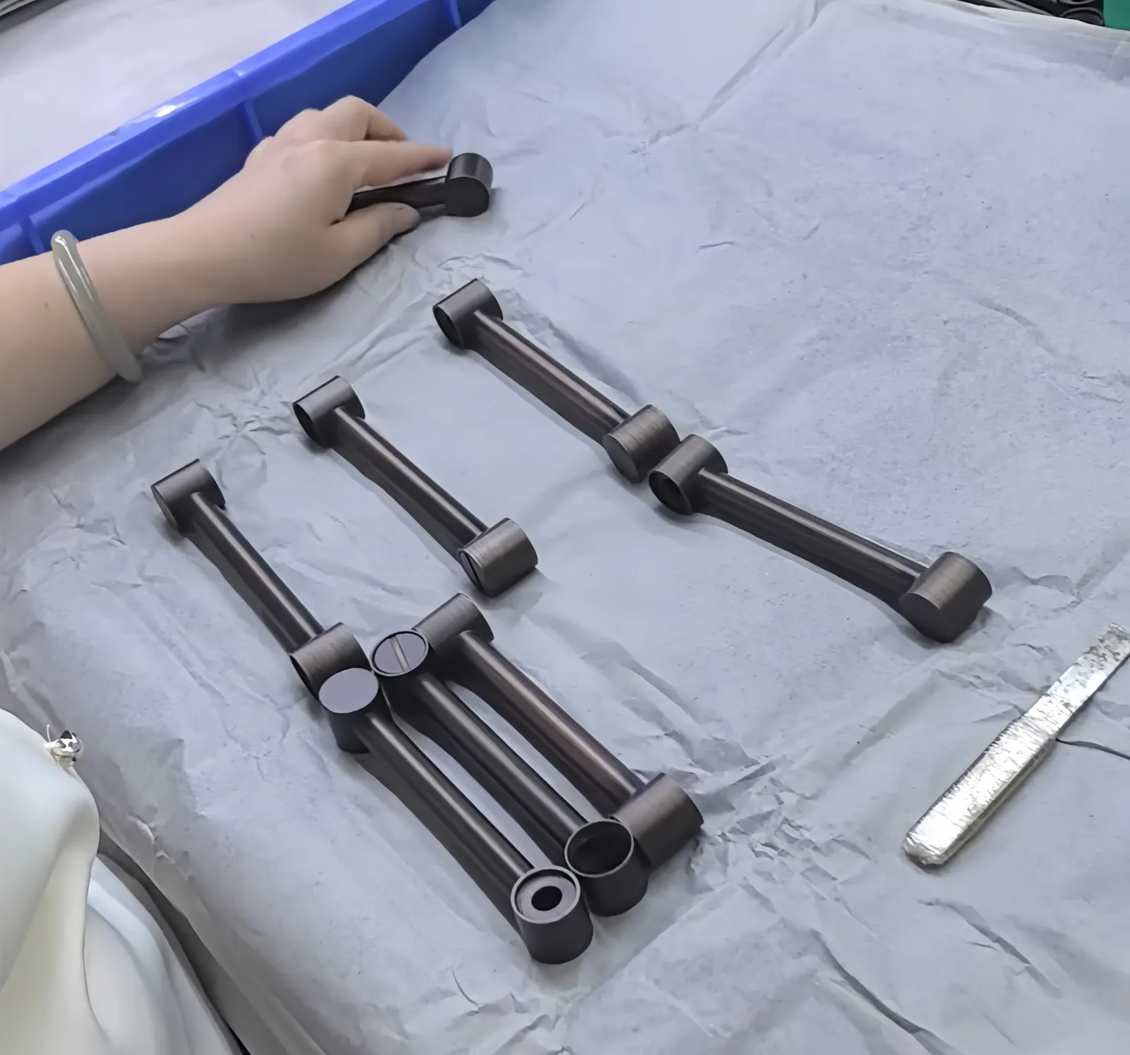 Component assembly process at the Yusheng factory