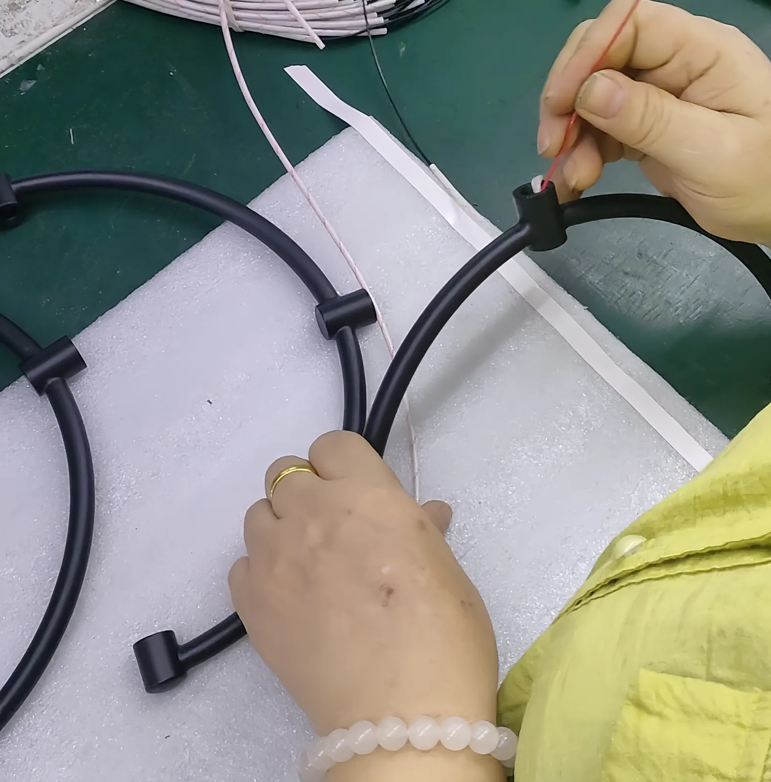 Component assembly process at the Yusheng factory