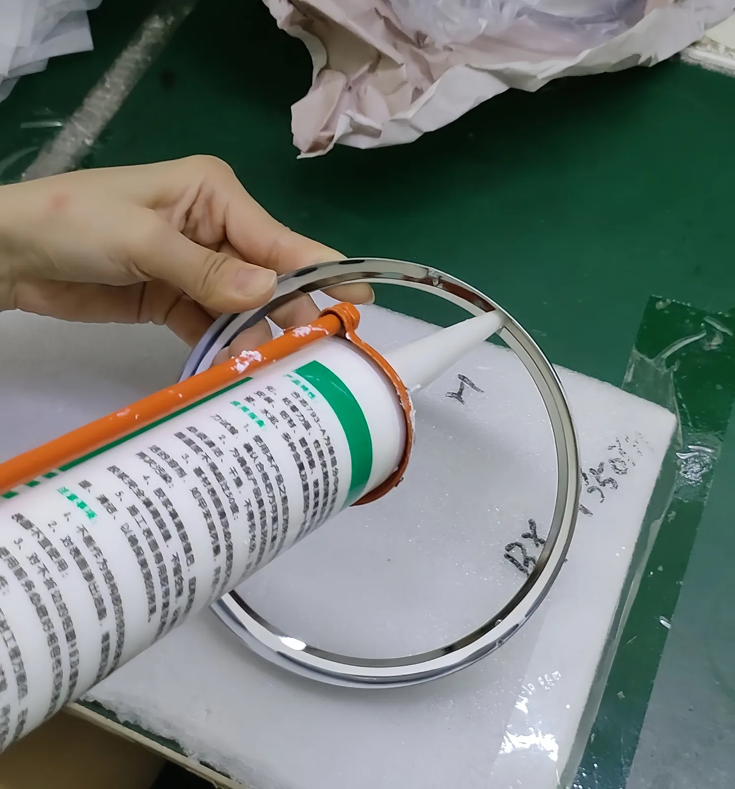 Component assembly process at the Yusheng factory