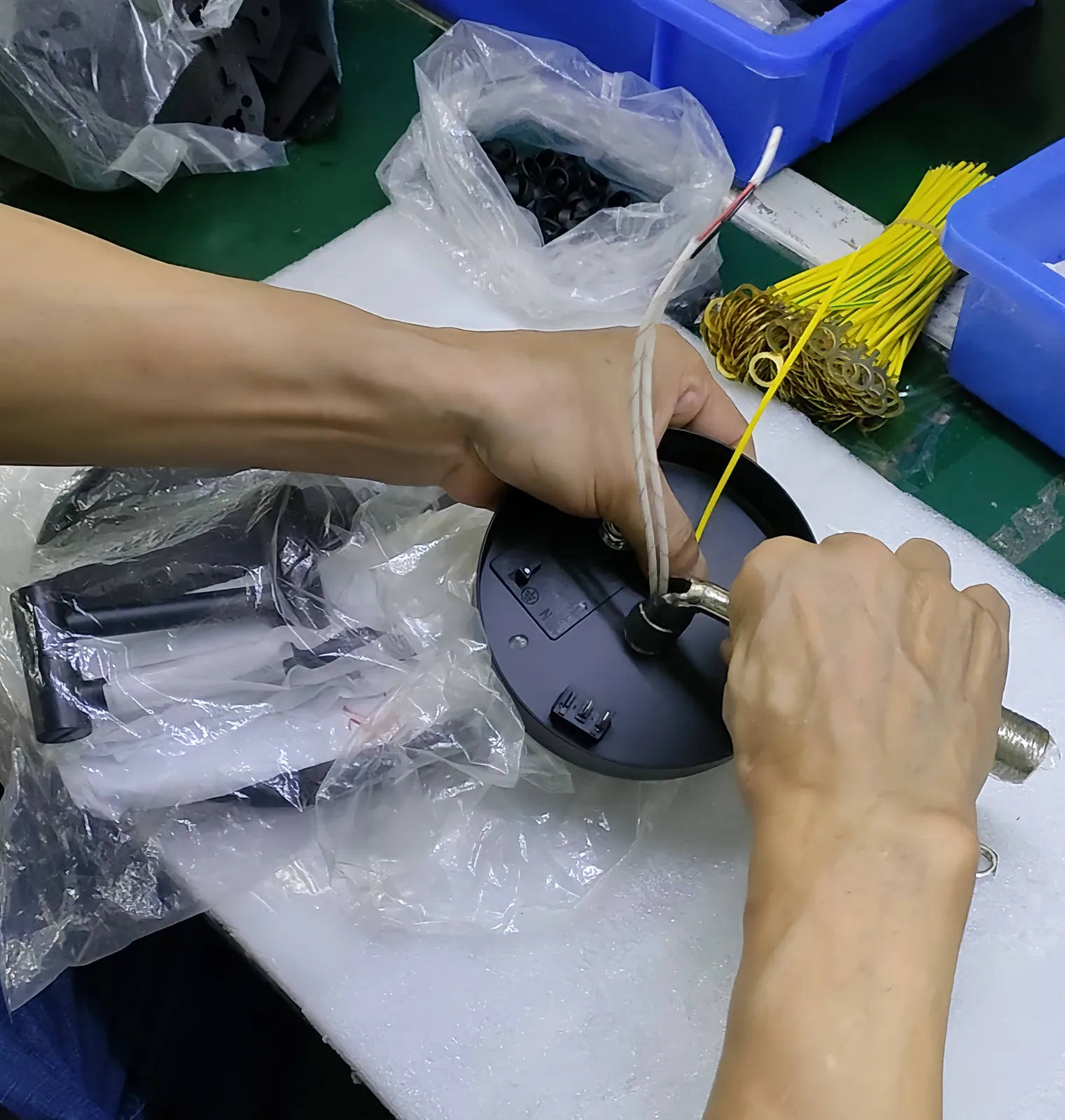 Component assembly process at the Yusheng factory