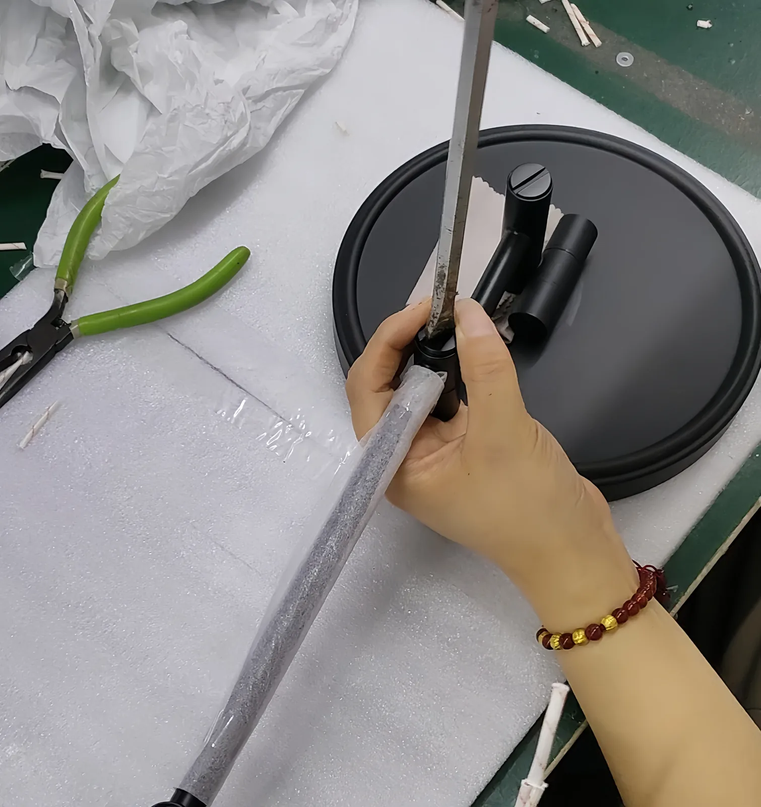 Component assembly process at the Yusheng factory