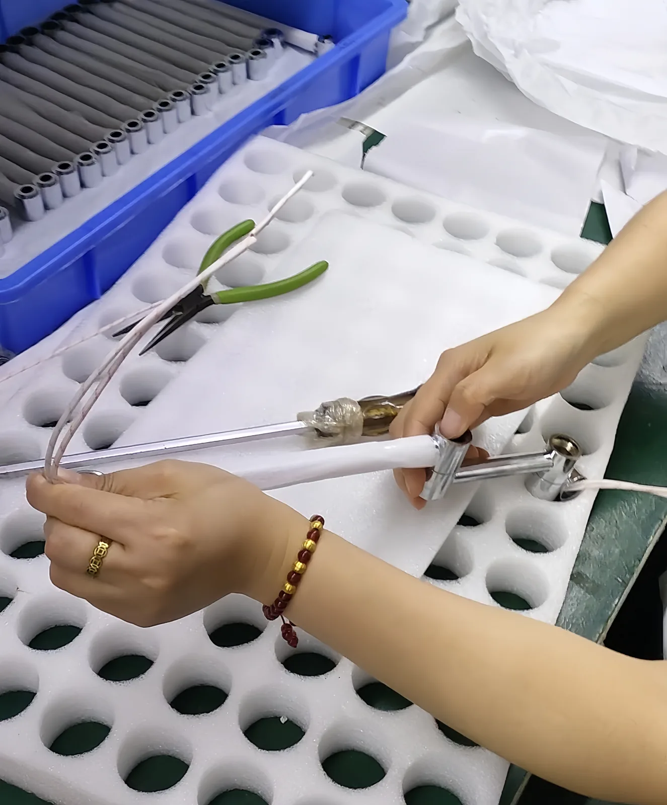 Component assembly process at the Yusheng factory