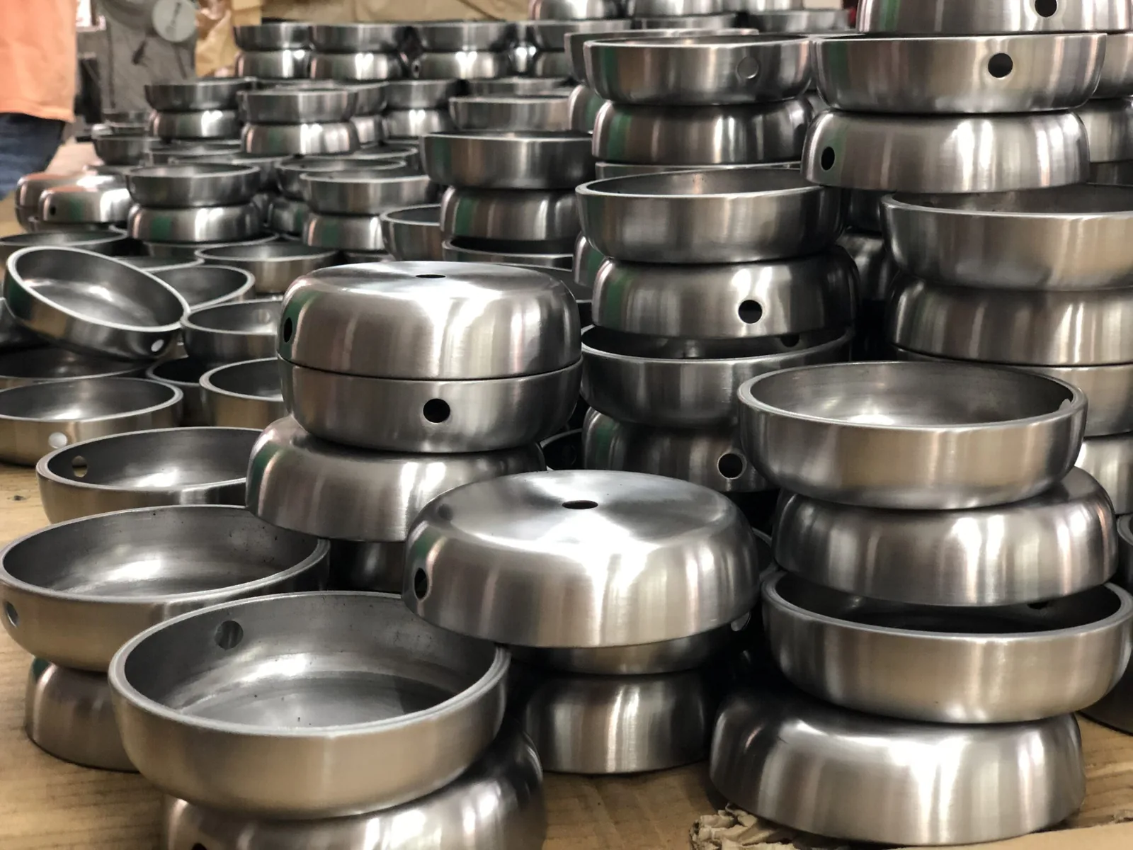 Metal polishing process at the Yusheng factory